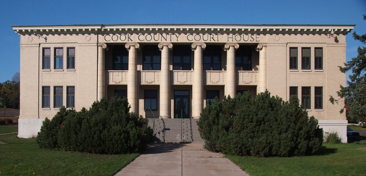 A front shot of the Cook County Courthouse during the day.