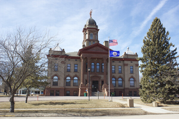 Front shot of the Cottonwood County Courthouse during the day.