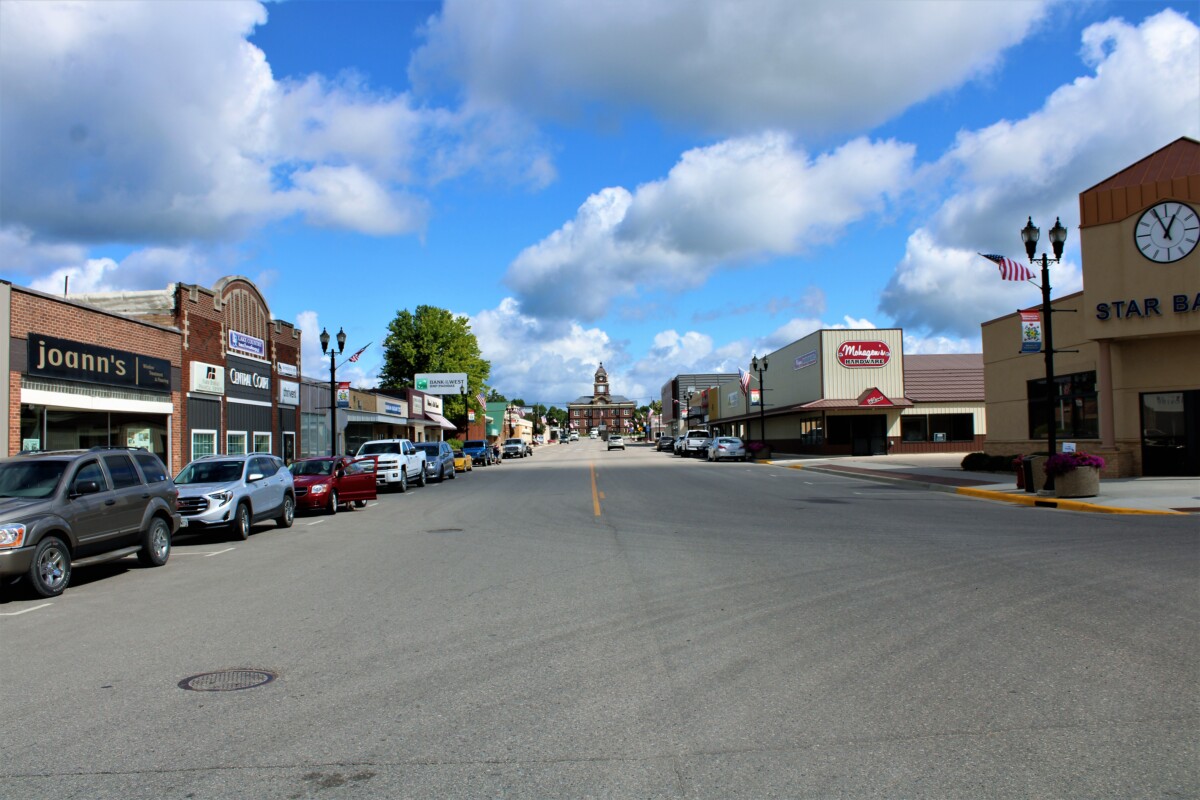 Elbow_Lake,_Minnesota_01 A business lined street in Elbow Lake, Minnesota during the day.