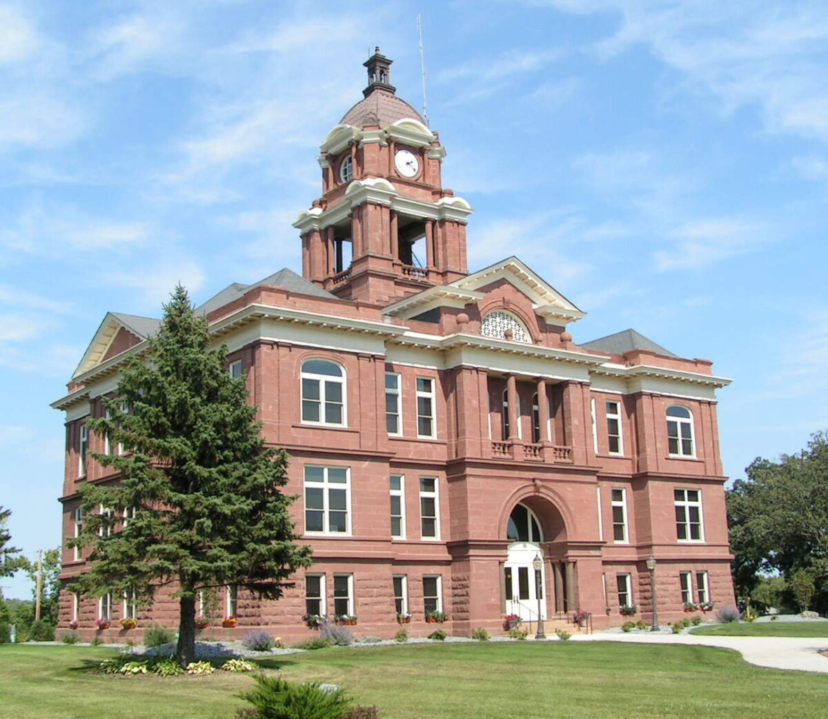 A front shot of the Grant County Courthouse during the day.