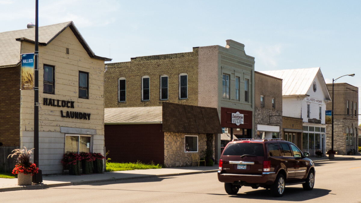 Businesses on a street in Hallock, Minnesota during the day.