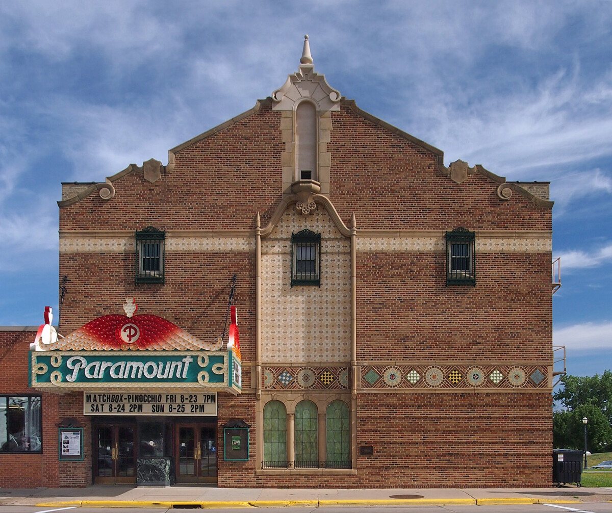 A front shot of the Paramount Theater in Austin, Minnesota during the day.