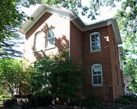 Front shot of the Robinson House in Lake Crystal, MN during the day.