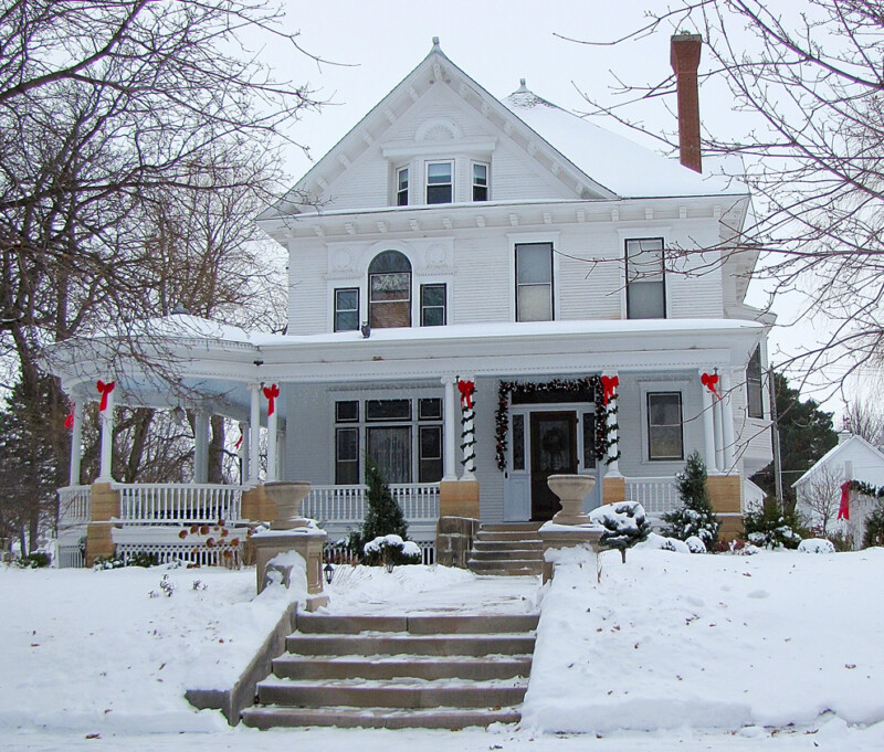 Front shot of the W.W. Smith House in winter.