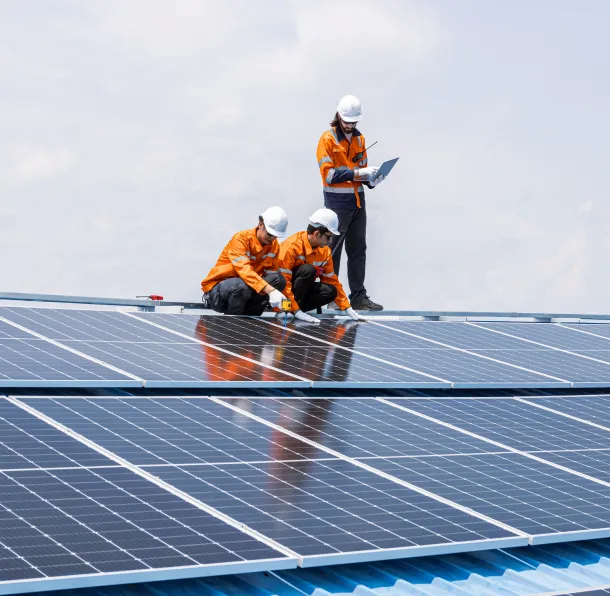 solar-companies-in-south-dakota Team of technicians installing solar panels on a rooftop.