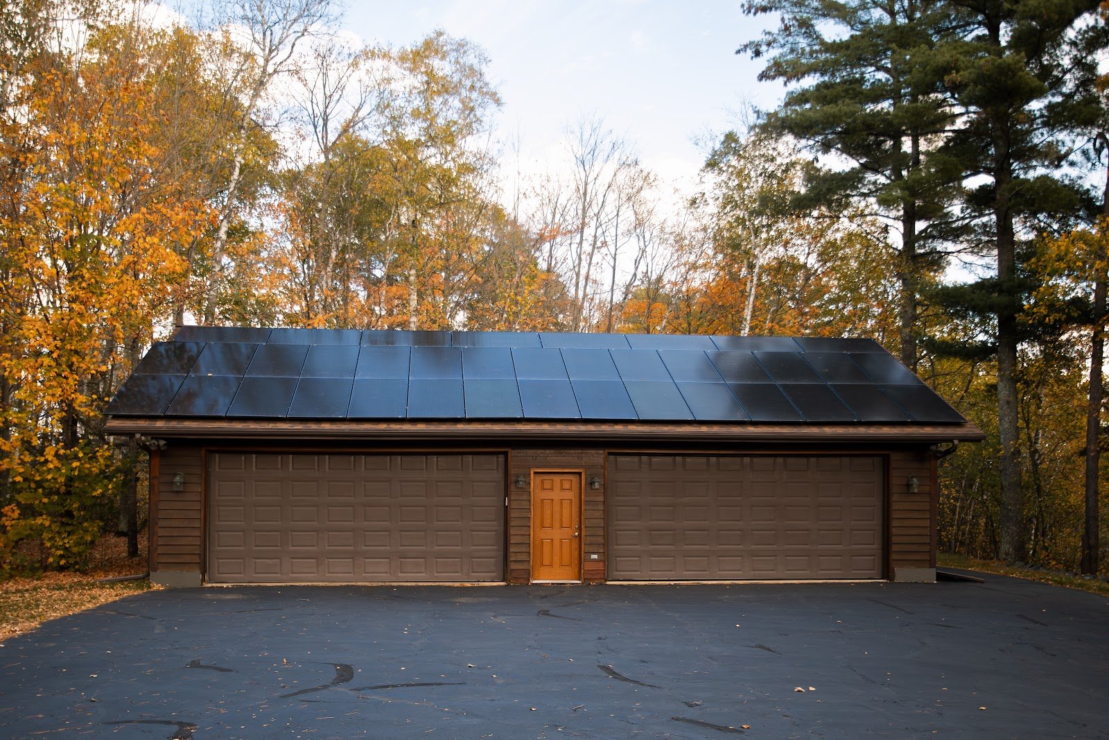 Garage with solar panels, installed by Wolf River Electric