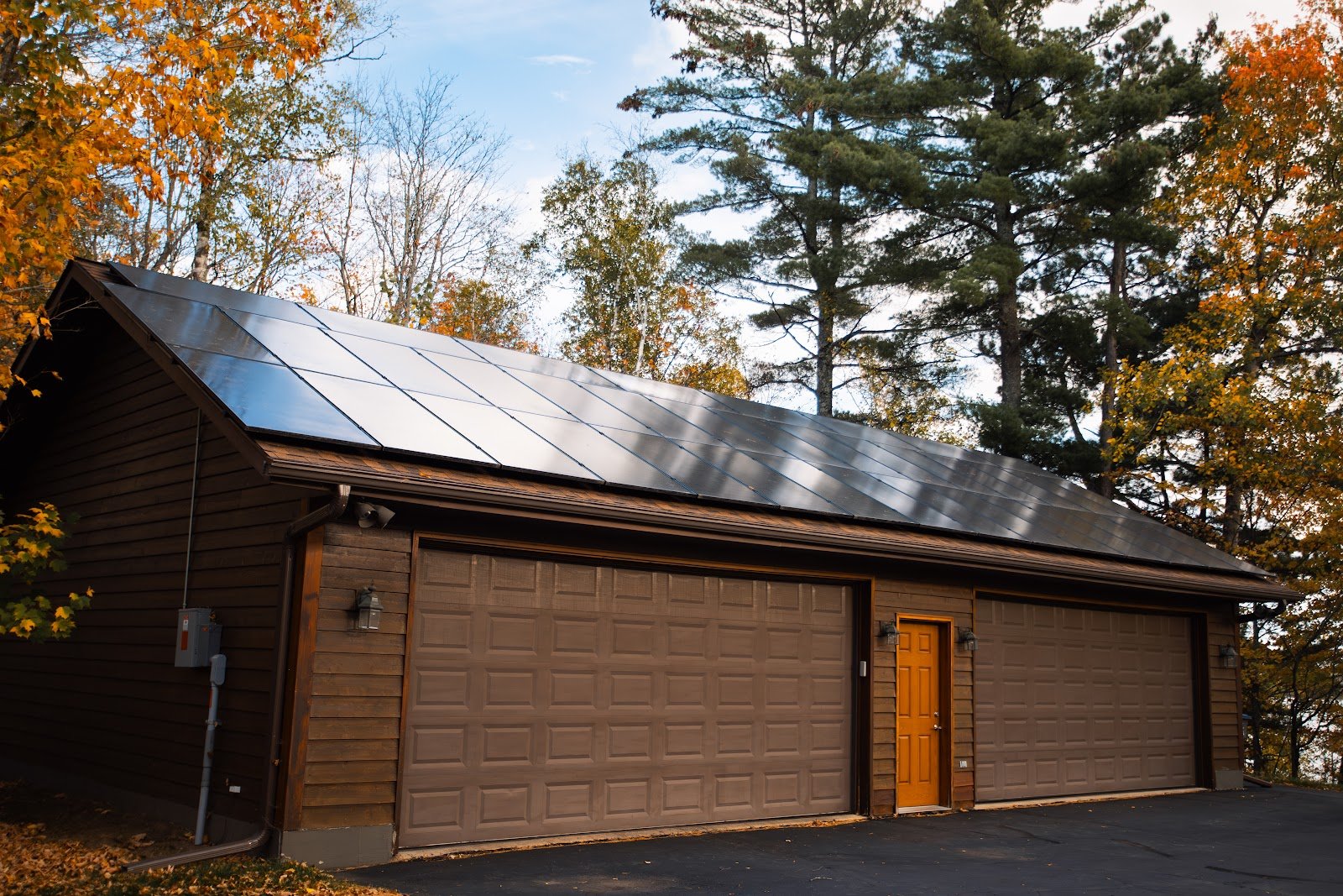 Log home garage roof with rooftop solar, installed by Wolf River Electric