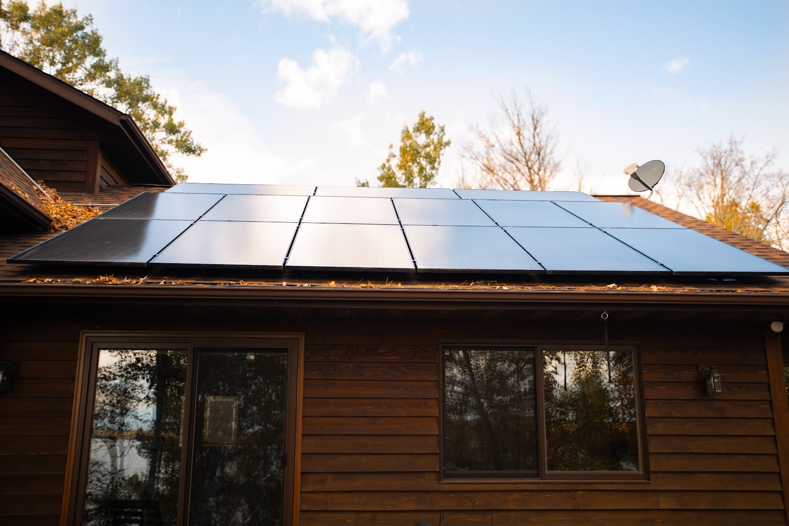 Log home roof close with rooftop solar, installed by Wolf River Electric