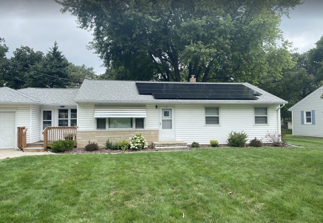 Ranch home with solar panels, installed by Wolf River Electric